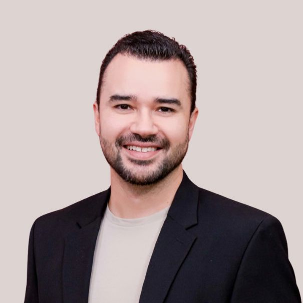 Dr. Fernando Lopes em seu consultório